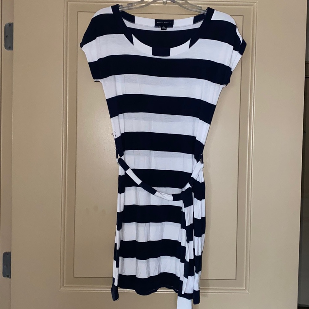 Banana Republic women’s small mini blue and white striped comes with belt